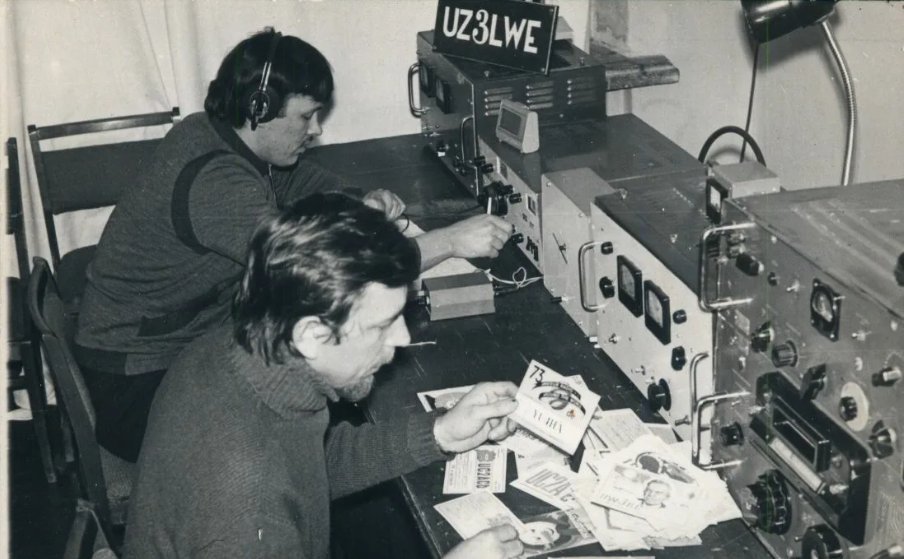 В радио или на радио. Передавать по радио. А с попов и г маркони открытия. Передача звуковой информации с помощью электромагнитных волн это. Радио.