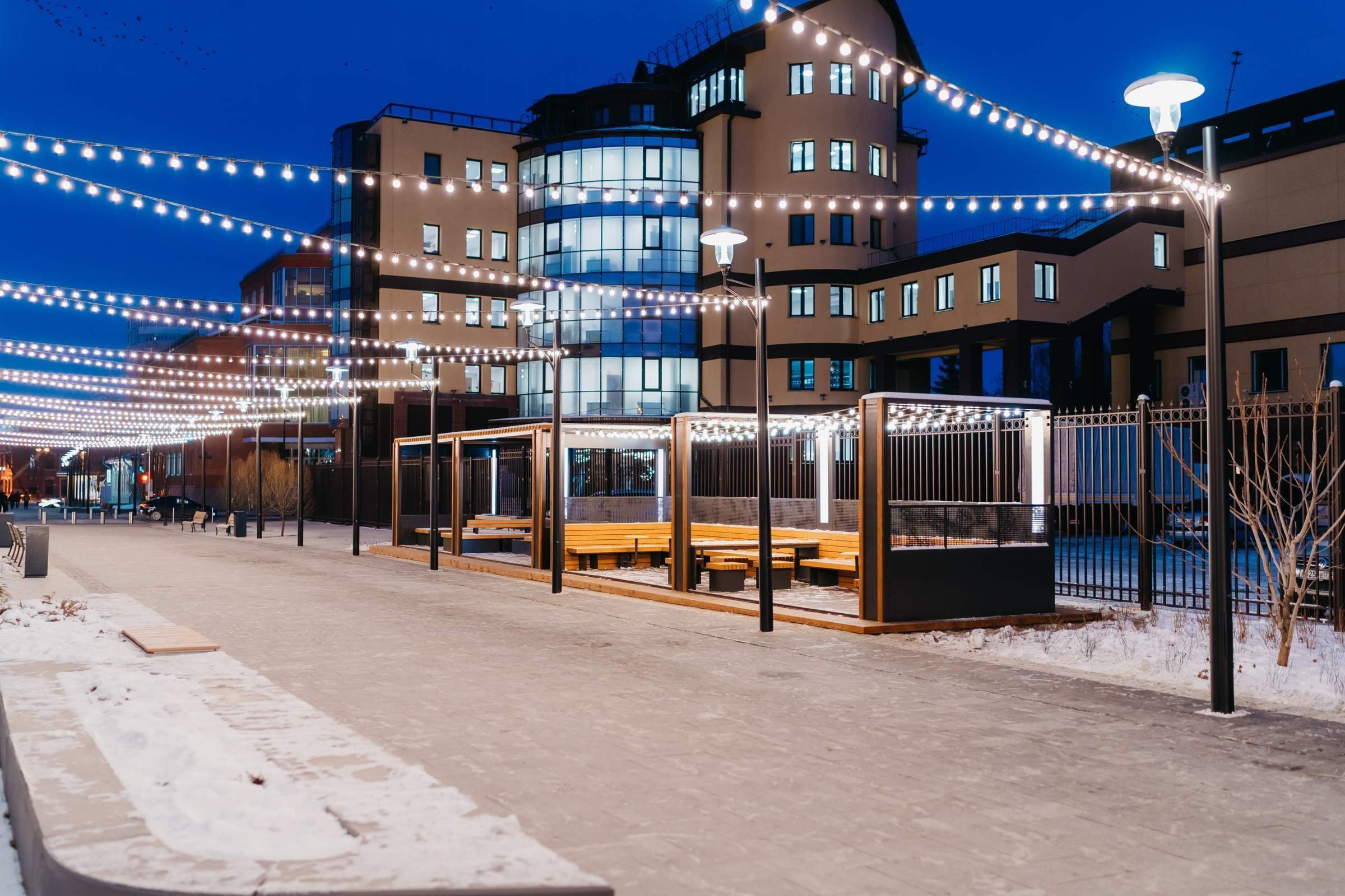 дзержинского пешеходная улица. дзержинского тюмень пешеходная. пешеходная зона на дзержинского тюмень. пешеходный бульвар тюмень дзержинского. пешеходная зона на дзержинского тюмень.