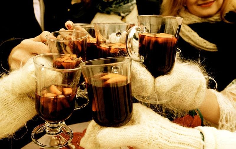 Масленица выпивка. Напитки пьют зимой. Чай из термоса. Облепиховый грог. Глинтвейн на белом фоне.