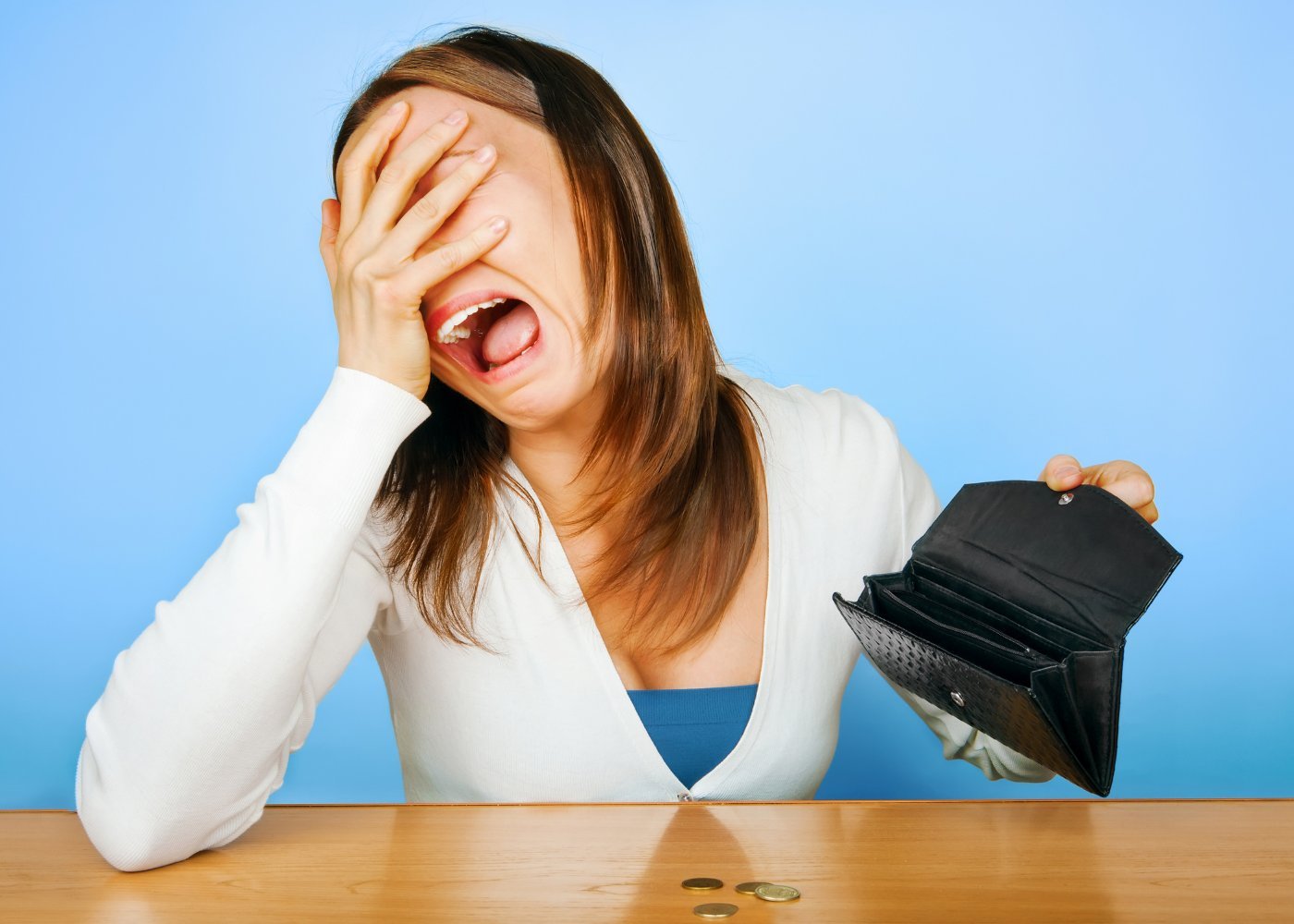 Девушке нечем было расплатиться. Девушке нечем было расплатиться. Нечем расплатиться. Девушке нечем было расплатиться. Девушка роется в сумке.