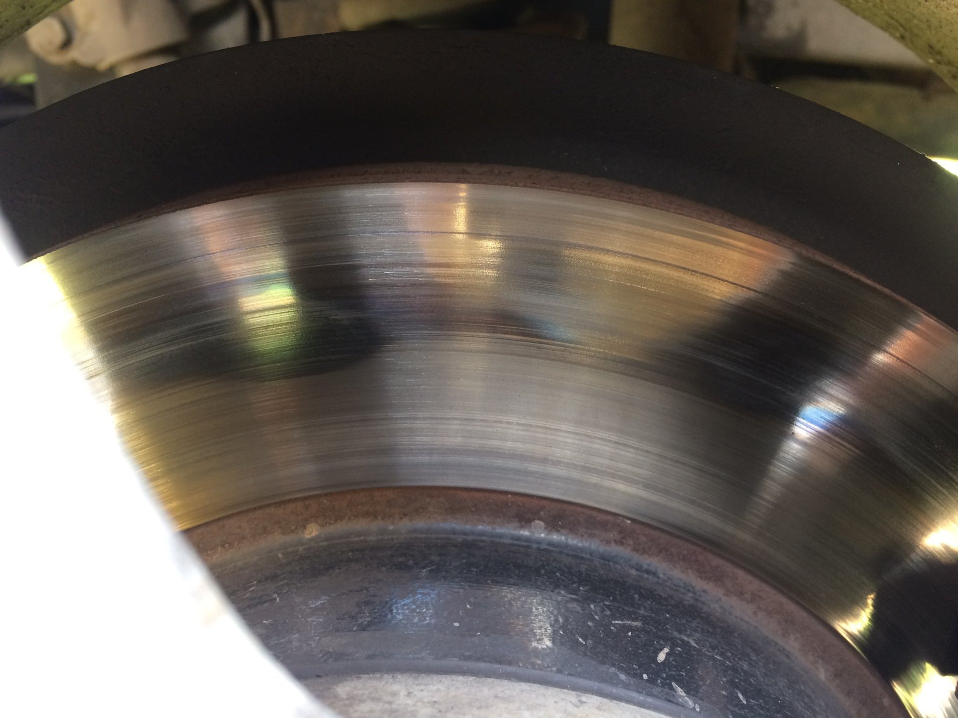 Перекаленный тормозной диск. Перегрев дисков. Перегрел тормозной диск. Коробление тормозных дисков. Перегрев тормозных дисков.