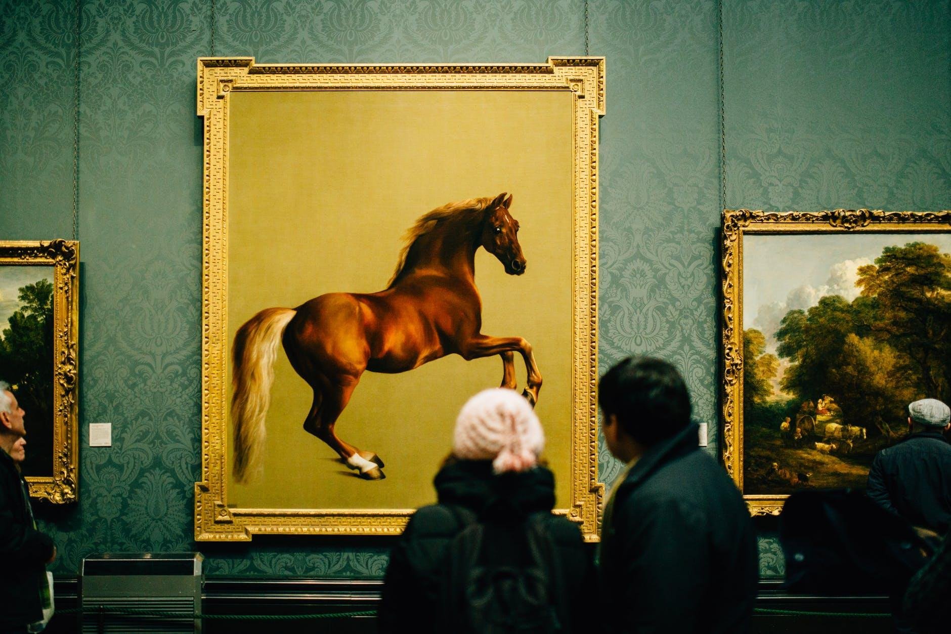Сайт картин. Картина лошади в музее. Галерея картины с лошадьми. Конь картинная галерея. Картины с лошадьми выставка.