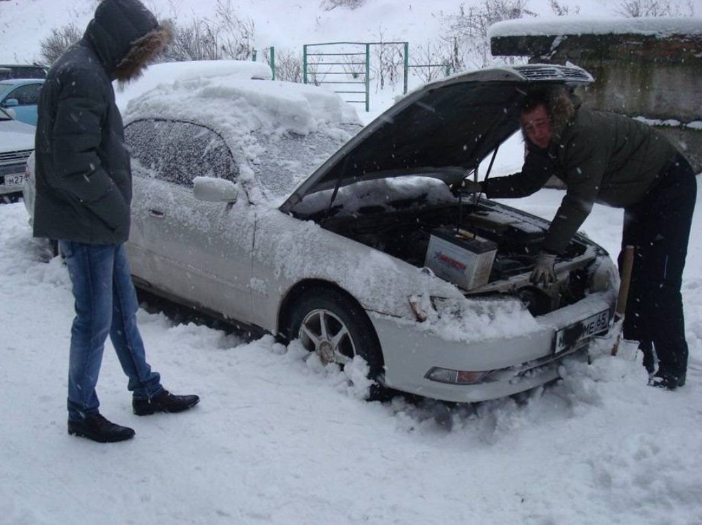 Двигатель автомобиля зимой. Двигатель зимой. Прогрев авто. Прогрев двигателя зимой. Прогрев двигателя автомобиля зимой перед запуском.