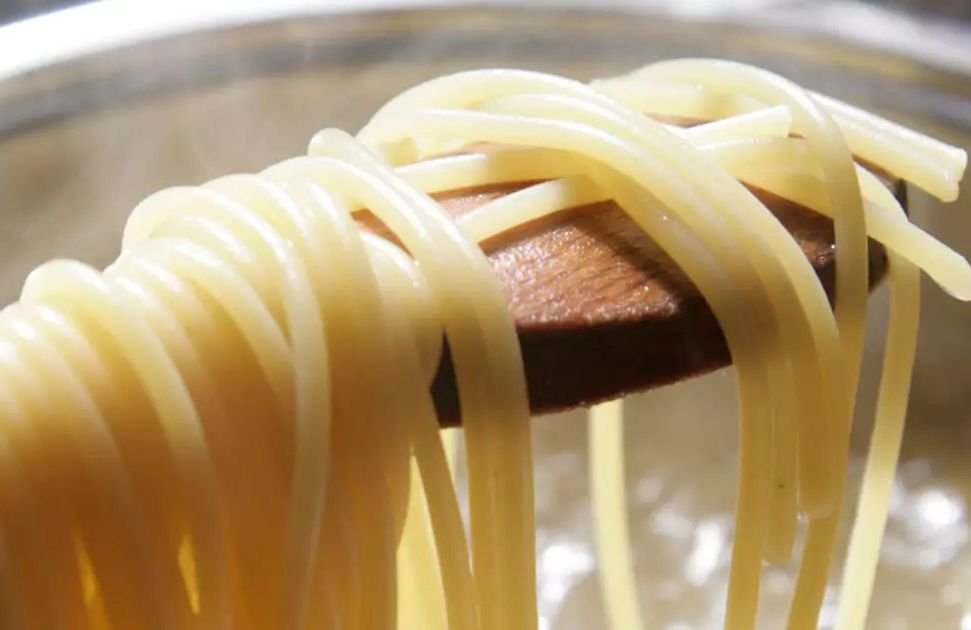 Что нужно чтобы сделать макароны. Макароны сваренные. Большая кастрюля макарон. Макароны в кастрюле. Макароны варятся.