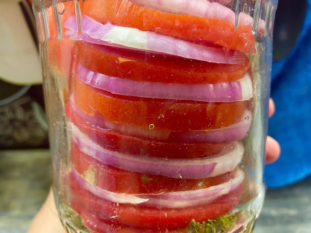 помидоры на зиму. помидоры лук слоями на зиму рецепты на 1,5 литра. салаты на зиму. долька помидора. резаные помидоры на зиму.