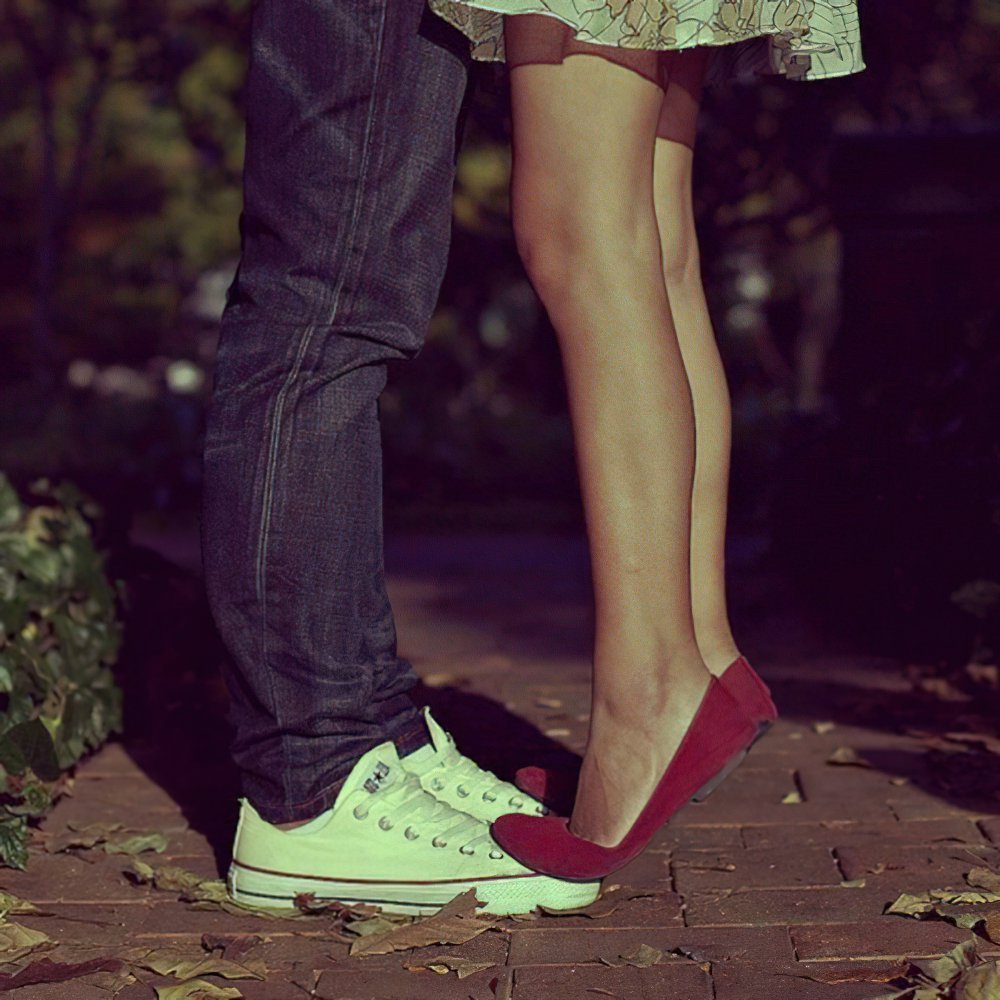 Цыпочки на руках. Ноги влюбленных. Ноги девушки на парне. Красивые невысокие девушки. Поцелуй на носочках.