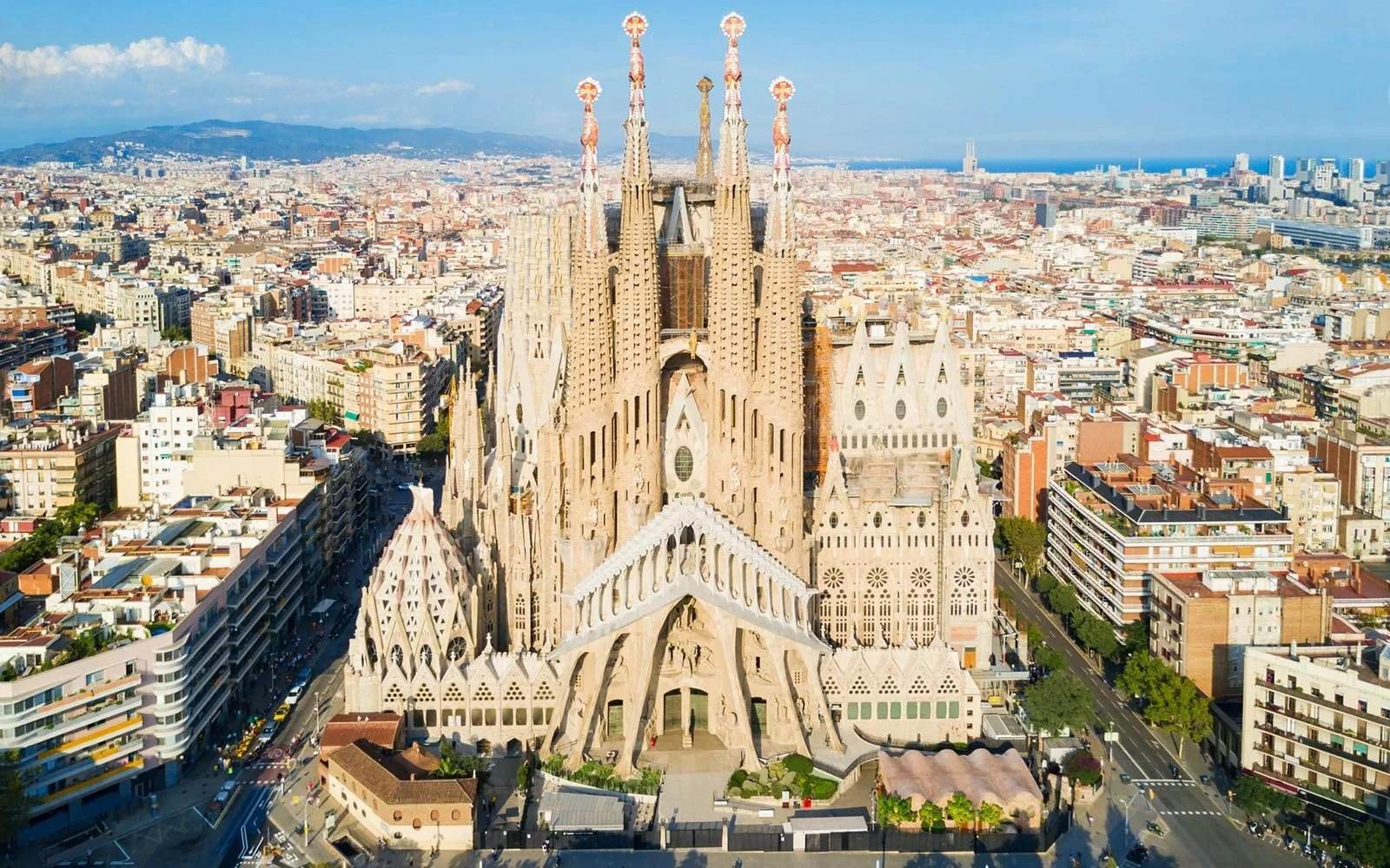 Святое семейство гауди. Искупительный храм Святого семейства, Барселона, Испания. Церковь Саграда Фамилиа в Барселоне.