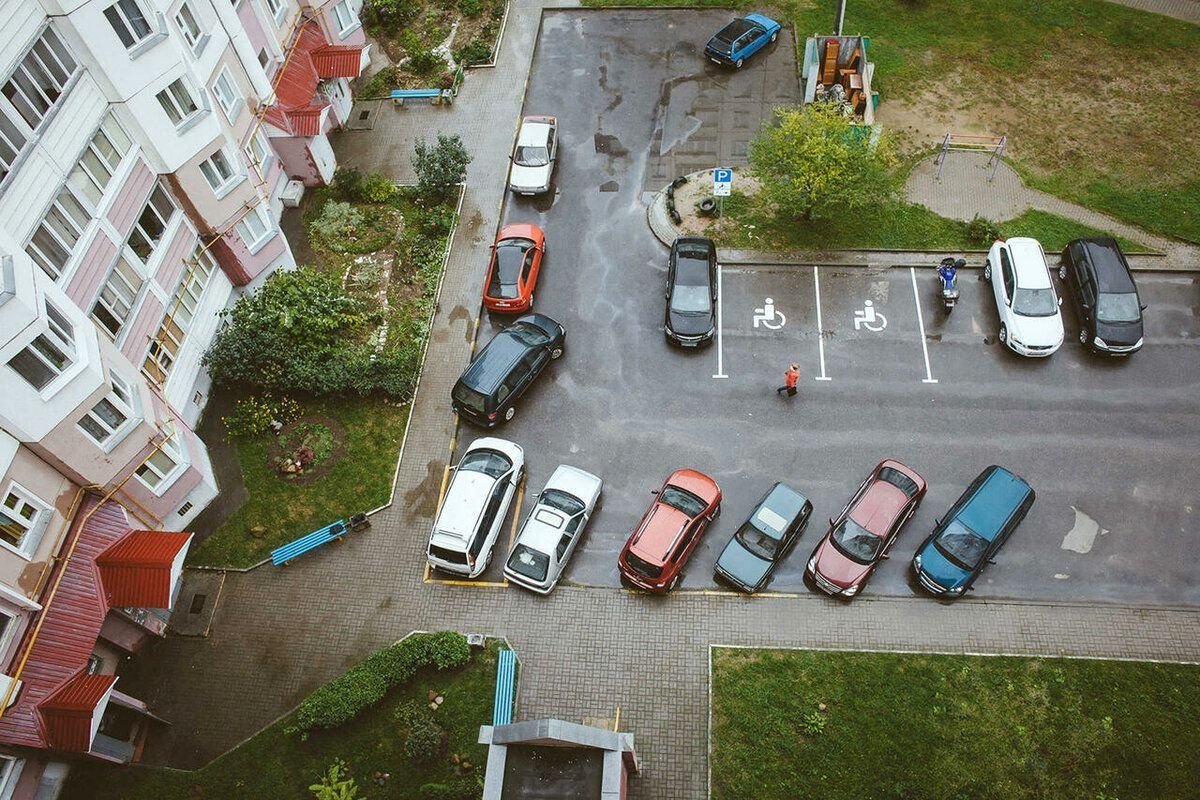 Автомобили дворов. Парковка во дворе. Двор вид сверху. Придомовая парковка. Парковочное место во дворе.