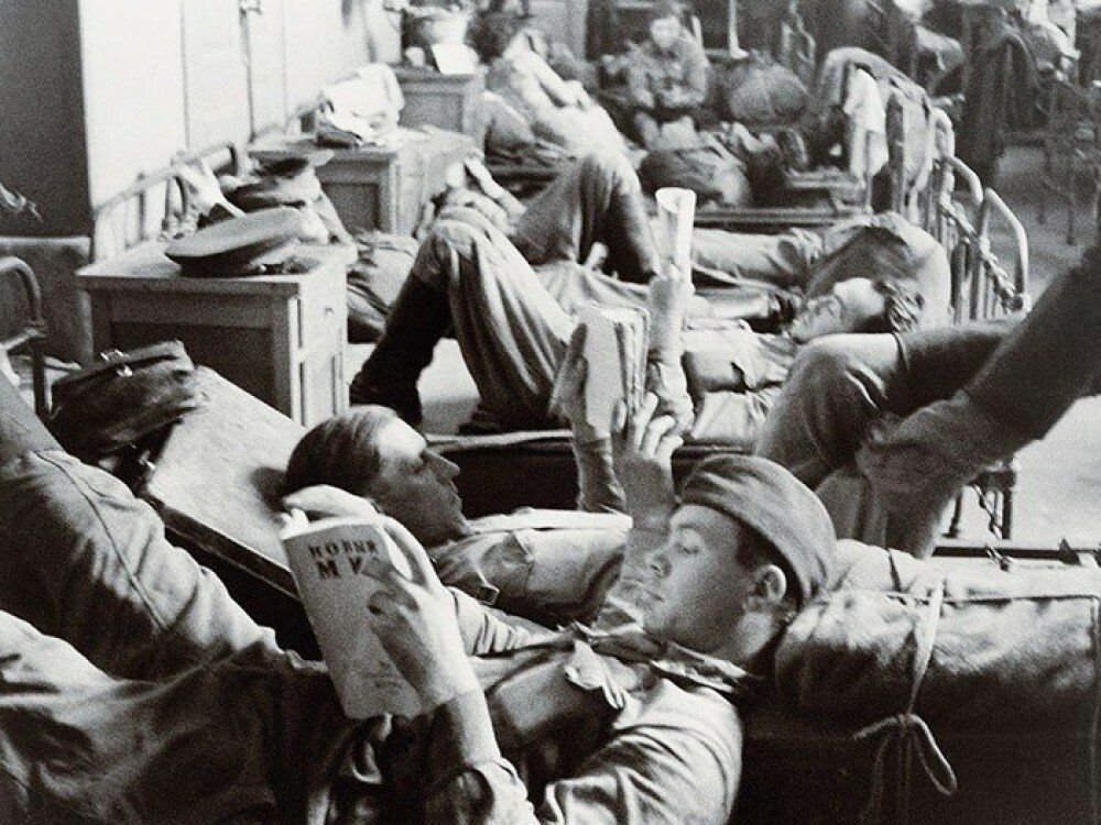 Читает армейская. Библиотека в годы ВОВ 1941-1945. Библиотеки в годы войны. Библиотека в военные годы. Чтение в годы Великой Отечественной войны.