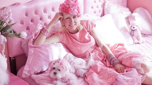 А что после 50 лет розовый носить нельзя: разбираемся на примерах звезд и модниц