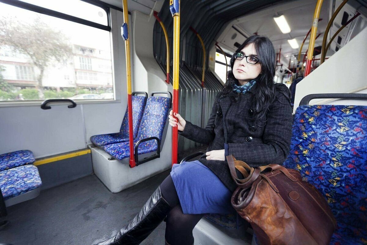 Ехать в автобусе 30 часов. Женщина в автобусе. Девушка сидит в автобусе. Женщина в маршрутке. Человек сидит в автобусе.