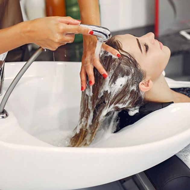 Как парикмахеры разводят шампунь, что после него волосы легкие и блестят