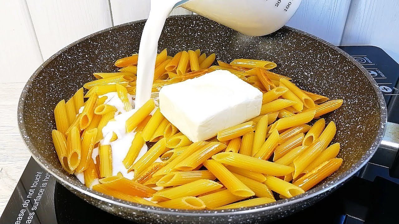 Сырный молоко макароны. Макароны на сковороде. Приготовить макароны на сковороде. Сковородка для пасты. Сырные макароны на сковороде.