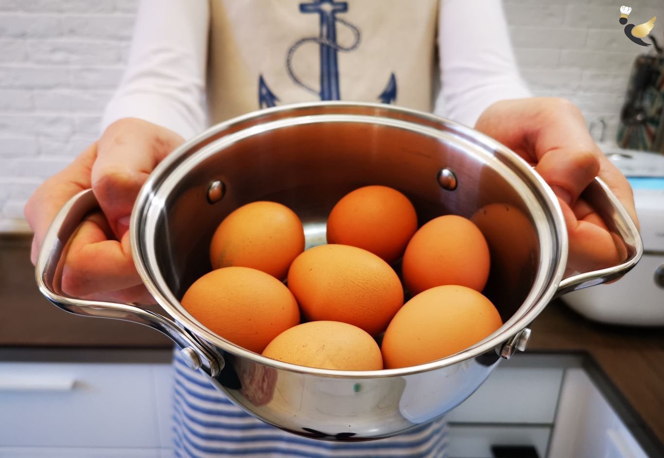 Можно варить яйца в микроволновке. Варка яиц. Яйца в кастрюле.