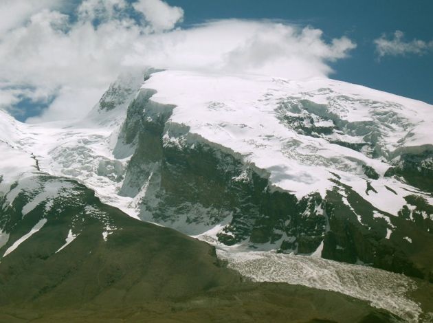Считается, что первую неудачную попытку покорить Музтагату предпринял швед Свен Гедин в 1894 году. А первое удачное восхождение совершила советско-китайская группа альпинистов в 1956-м.