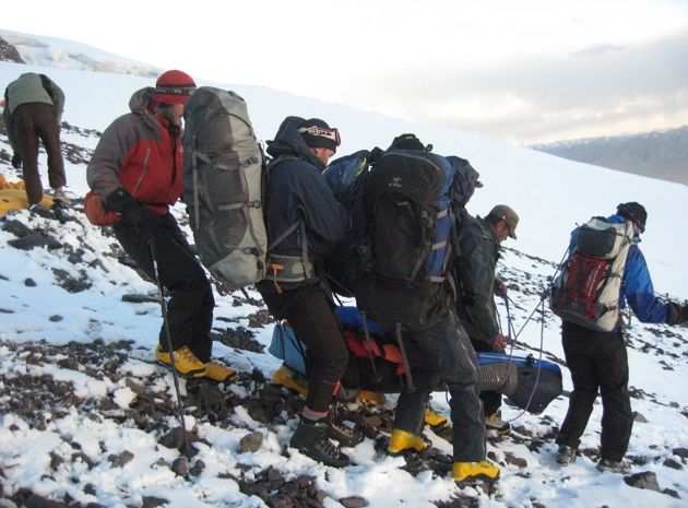 К спасательной операции подключились, наконец, другие альпинисты.