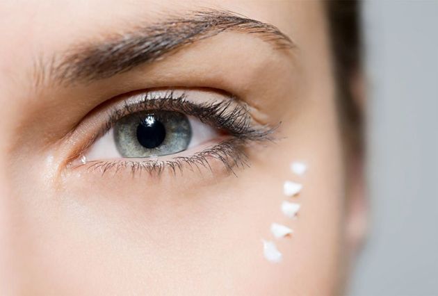Ухаживаем за кожей вокруг глаз: необходимые действия и табу