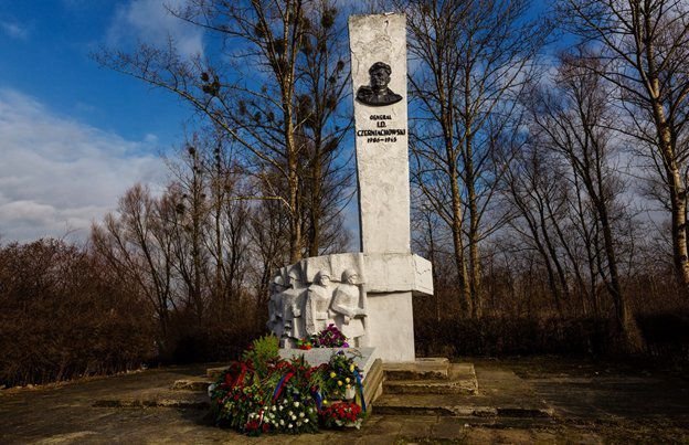 «Ранен смертельно, умираю»- как погиб выдающийся советский генерал ... Черняховский Памятник