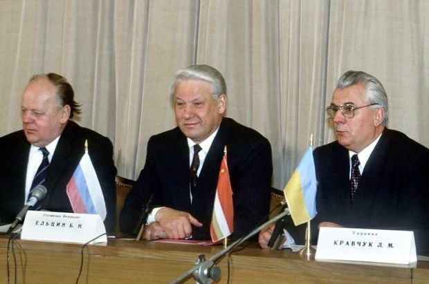 8 декабря 1991 года, в Беловежской пуще, на даче в Вискулях, Борис Ельцин, Леонид Кравчук, и Станислав Шушкевич подписали «Соглашение о создании Содружества Независимых Государств».