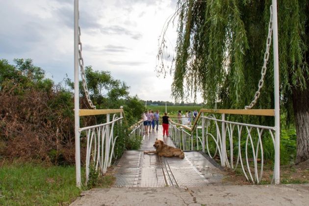 Мостки ведущие к площадке на Озере лотосов.