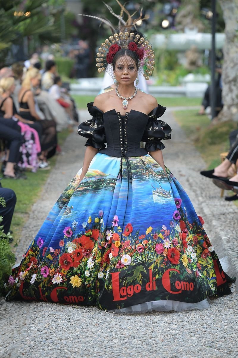 Обилие цветов и красок: роскошные платья от Dolce&Gabbana