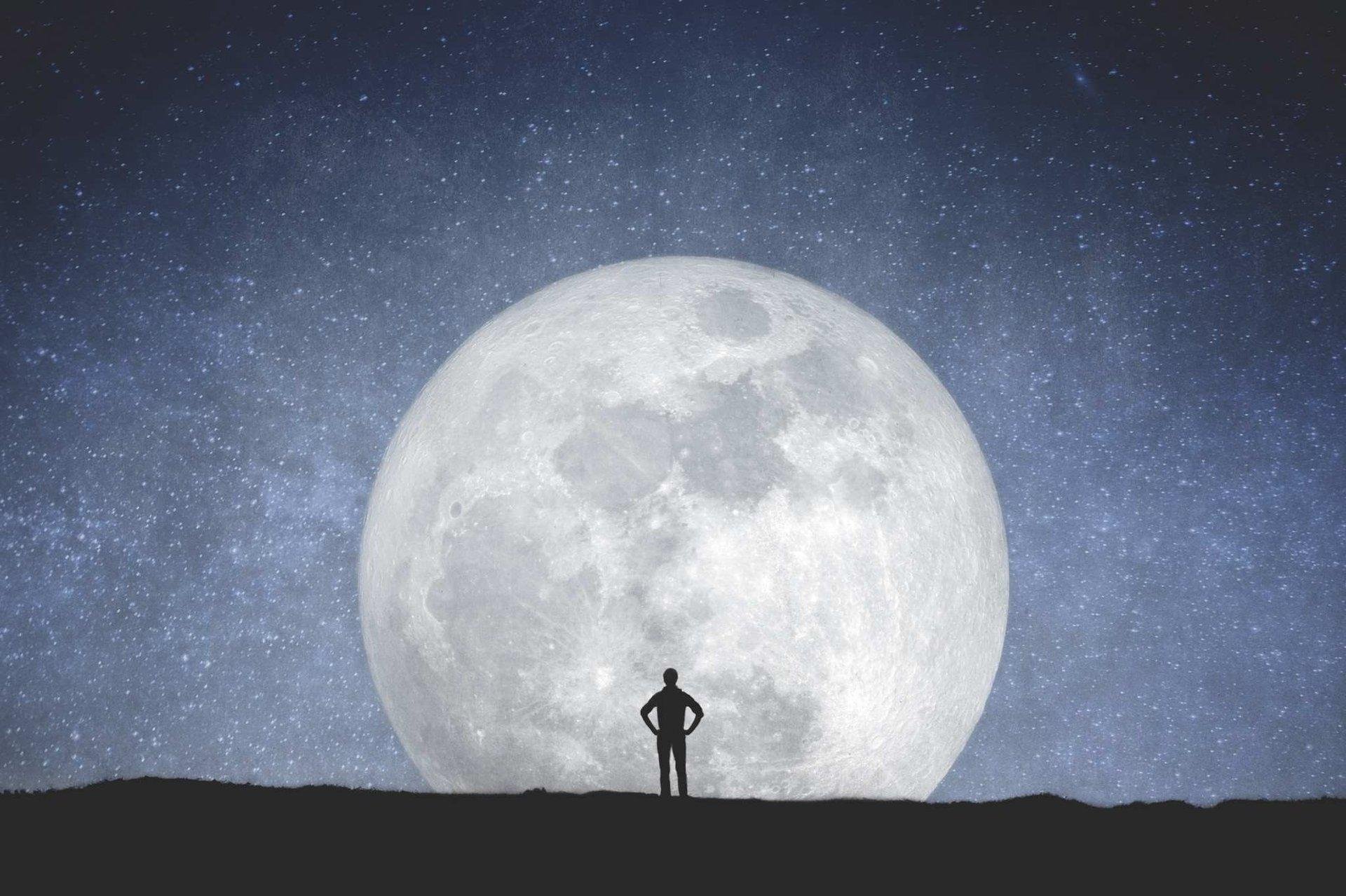 Посмотри на луну на улице великолепно. Человек на Луне. Человек на фоне Луны. Большая Луна. Луна арт.