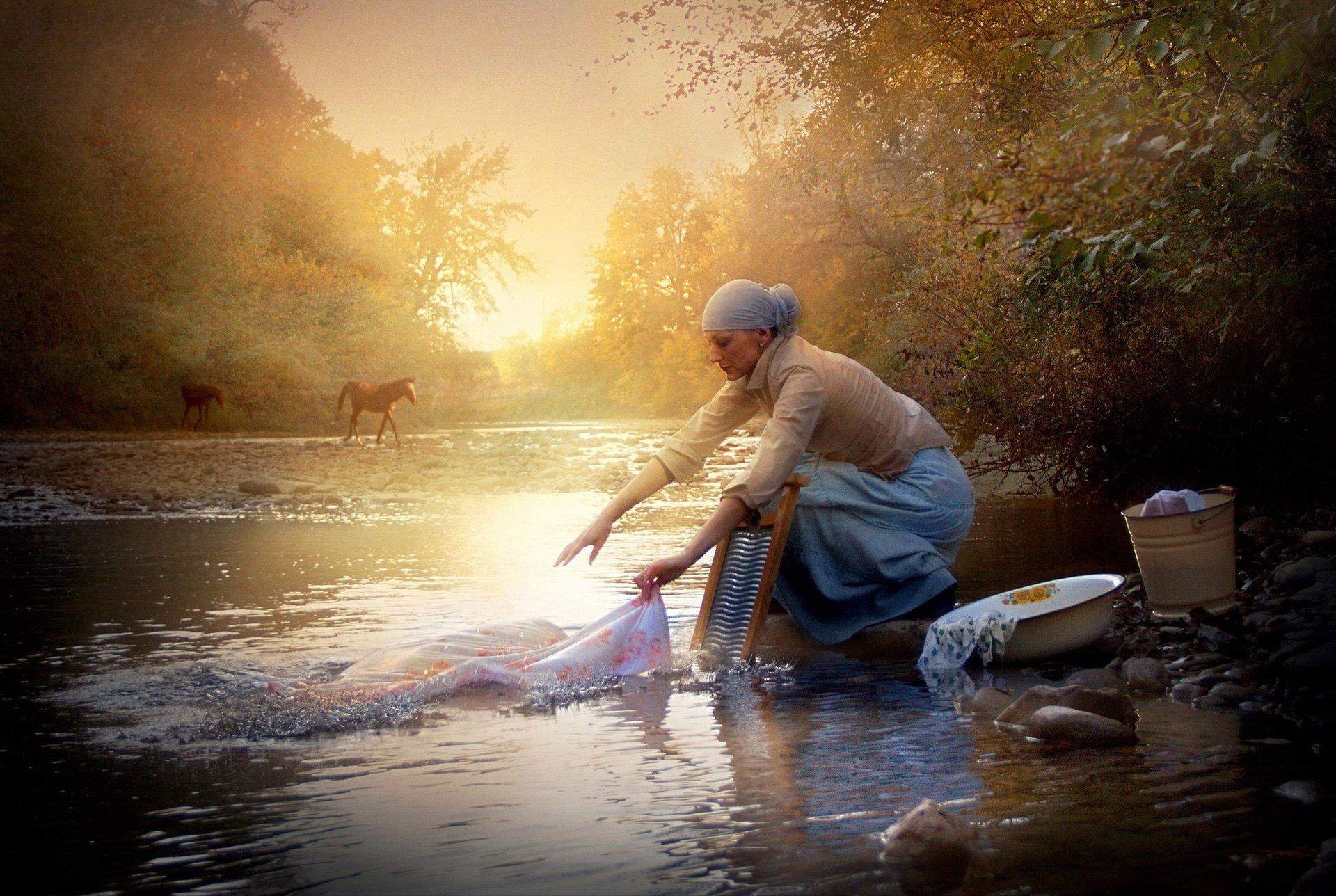 Стирают белье в реке. Стирка на реке. Женщина стирает белье в реке. Стирка на речке. Девушка стирает в реке.
