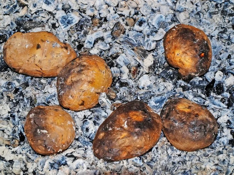 Печеный в золе. Печеная картошка на костре. Печеная картошка в углях. Картошка на углях. Печеный картофель на костре.