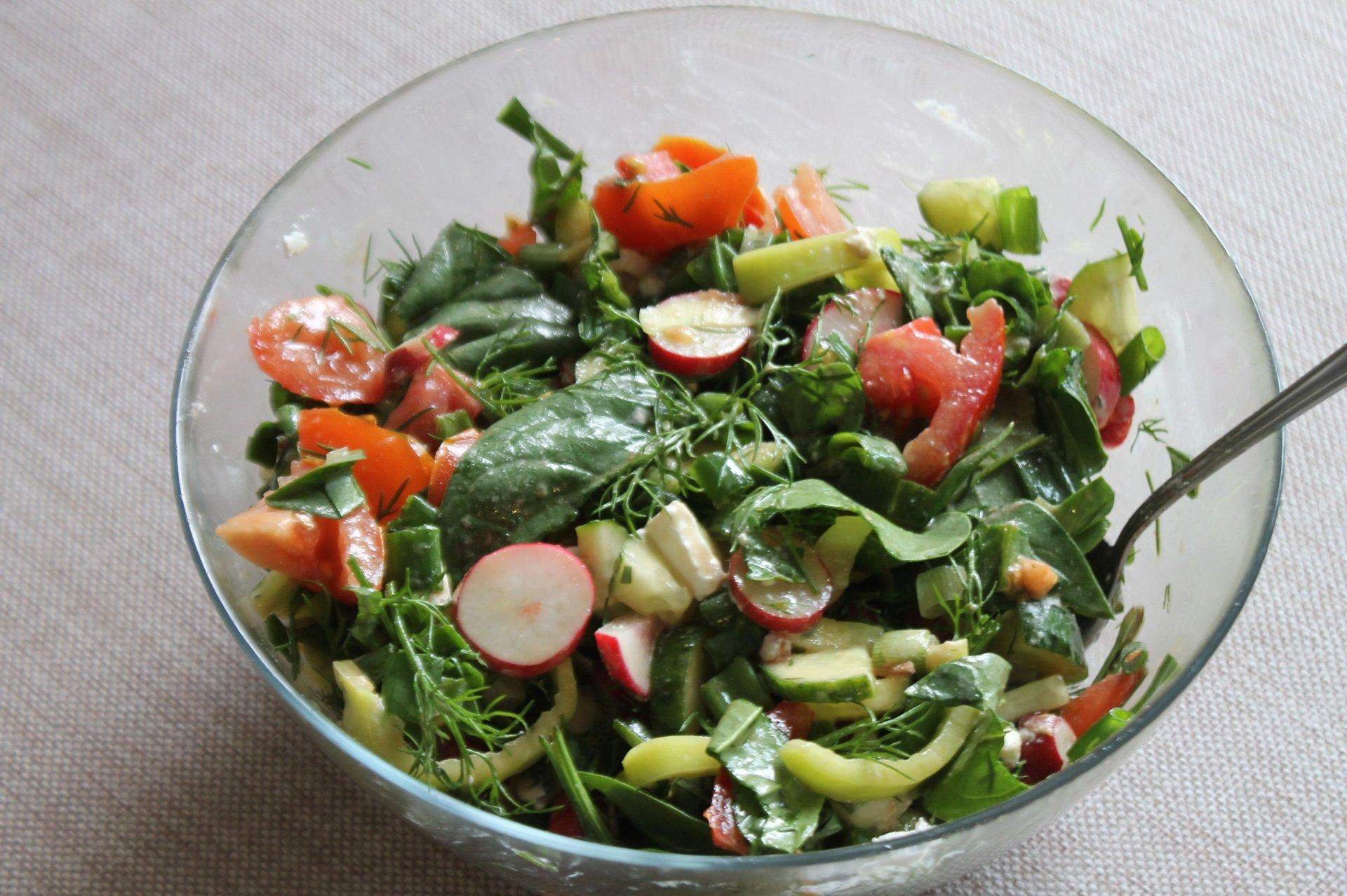 Салат витаминный. Салат Витаминка. Салат летний витаминный. Заправка для салата из свежих овощей. Овощной салат витамины