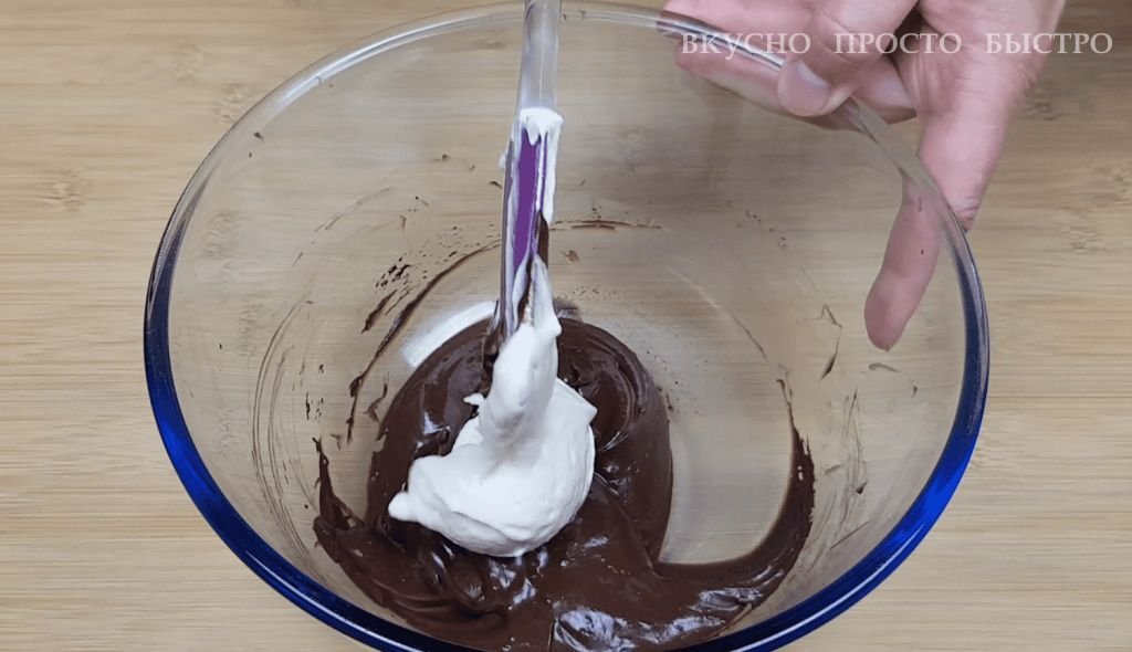 Шоколадный бисквит с кусочками шоколада - рецепт на канале Вкусно Просто Быстро