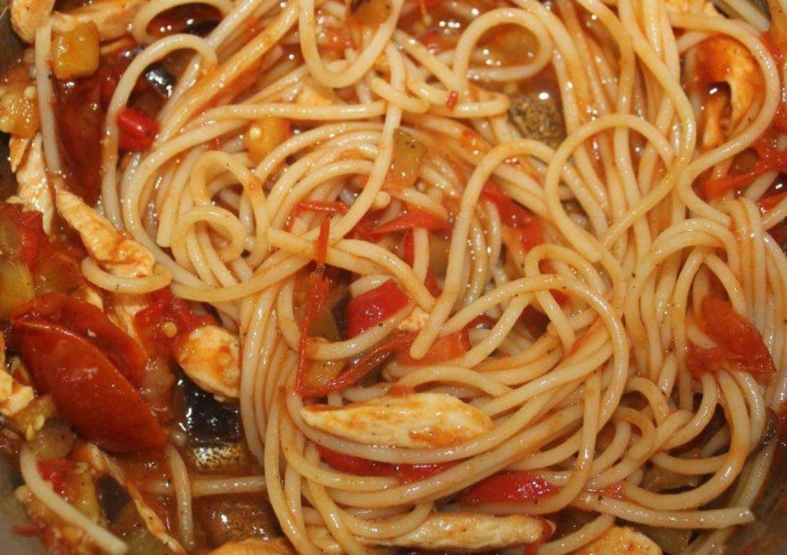 Макароны с сыром и помидорами на сковороде. Спагетти с курицей и овощами. Спагетти с курицей и помидорами. Спагетти с курицей в томатном соусе. Спагетти с грибами в томатном соусе.