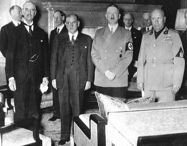 Премьеры Чемберлен с Деладье вместе с Гитлером и Муссолини (1938 год)