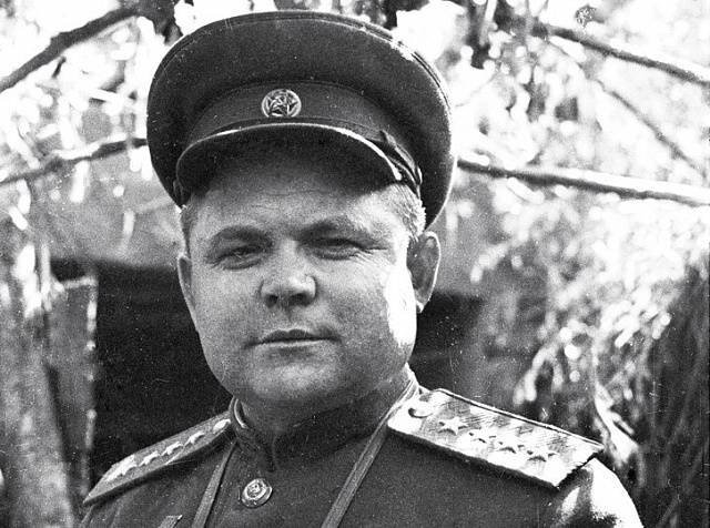 7 советских генералов, которые героически погибли в бою ... Черняховский Памятник