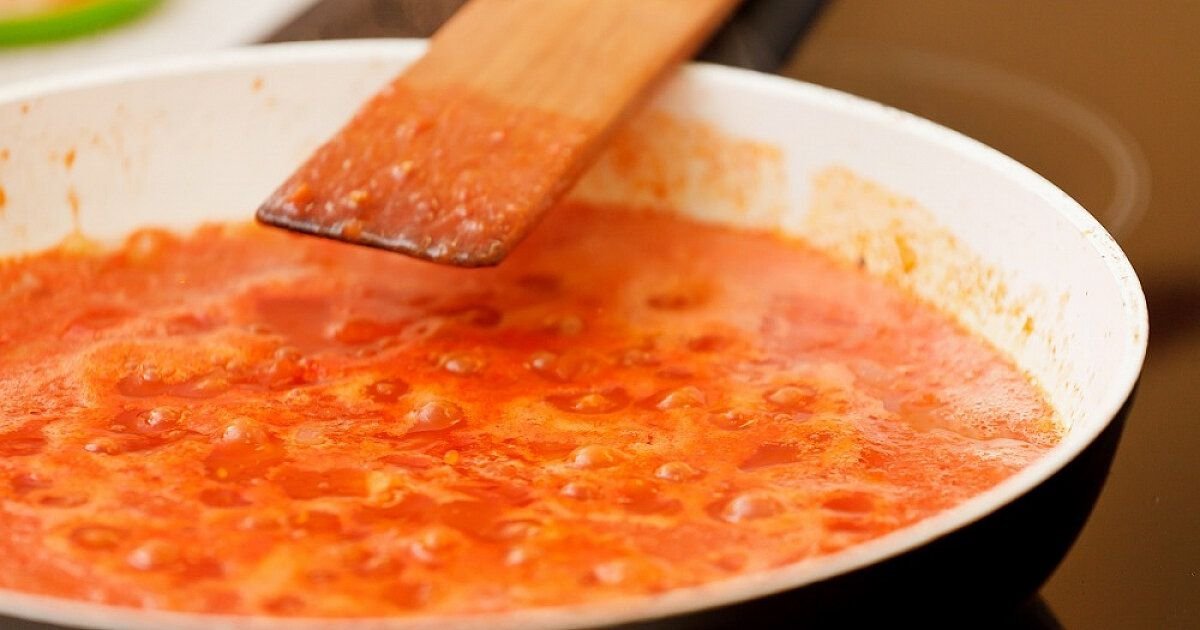 Подлива сметана томатная. Томатно сметанный соус. Соус на сковороде. Томатный соус на сковороде. Соус с томатом в сотейнике.