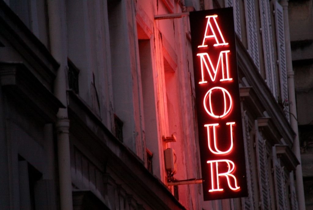 Kind red. Неоновые вывески в Париже. Первая неоновая вывеска в Париже. Красивые Неоновые вывески театров в Париже. Amour вывеска.