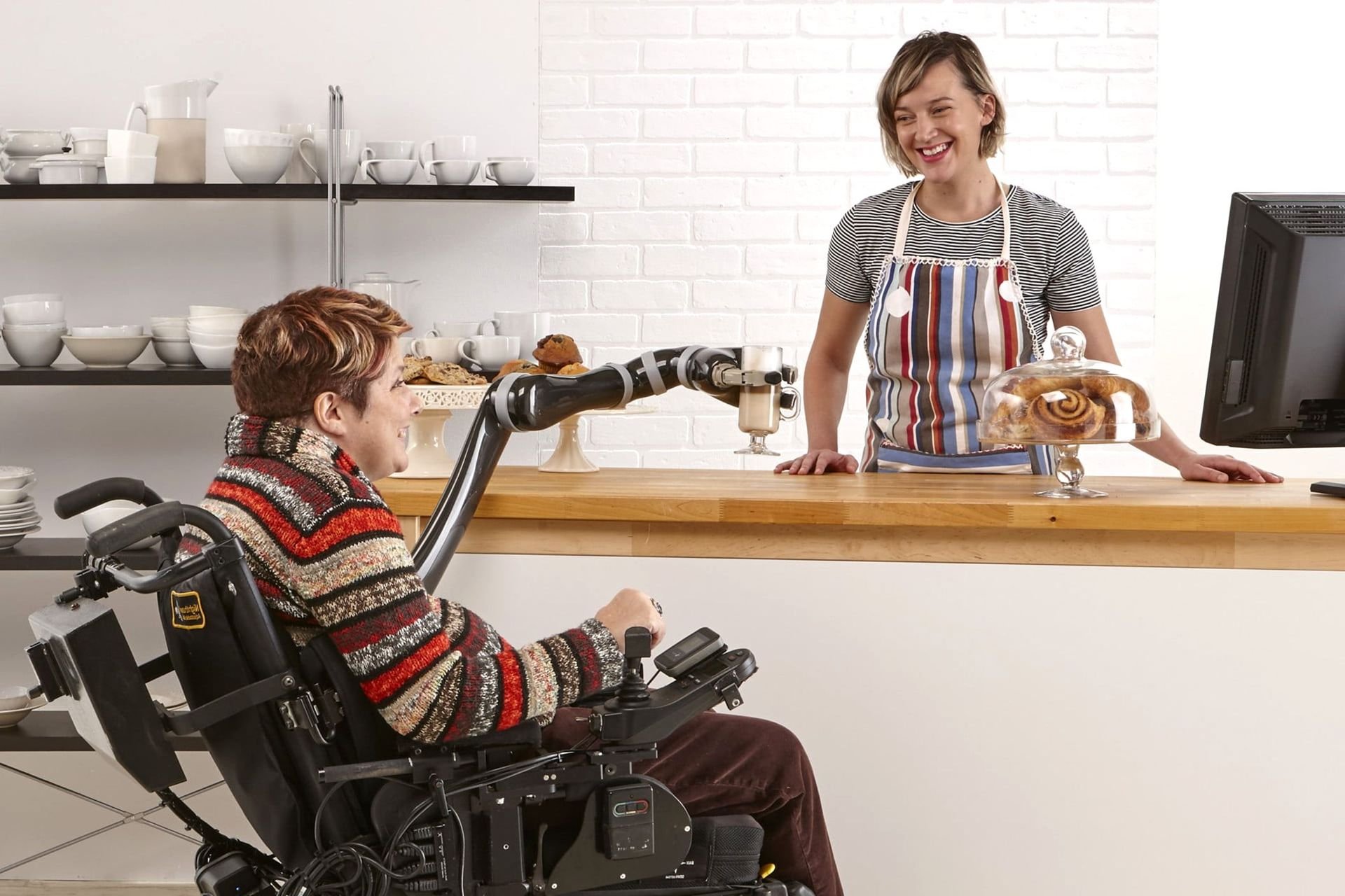 Поможет людям с ограниченными. Робот для людей с ограниченными возможностями. Робот помощник для людей с ограниченными возможностями. Роботизированная рука для инвалидов. Технологии для инвалидов.