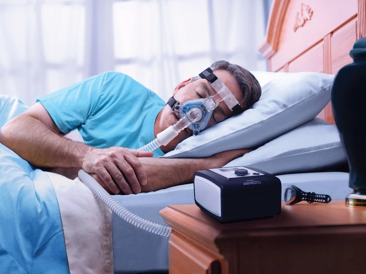 Ночное апноэ лечение. Сипап аппарат для апноэ. Аппарат для сна. Сипап терапия. Аппарат для сна сипап.