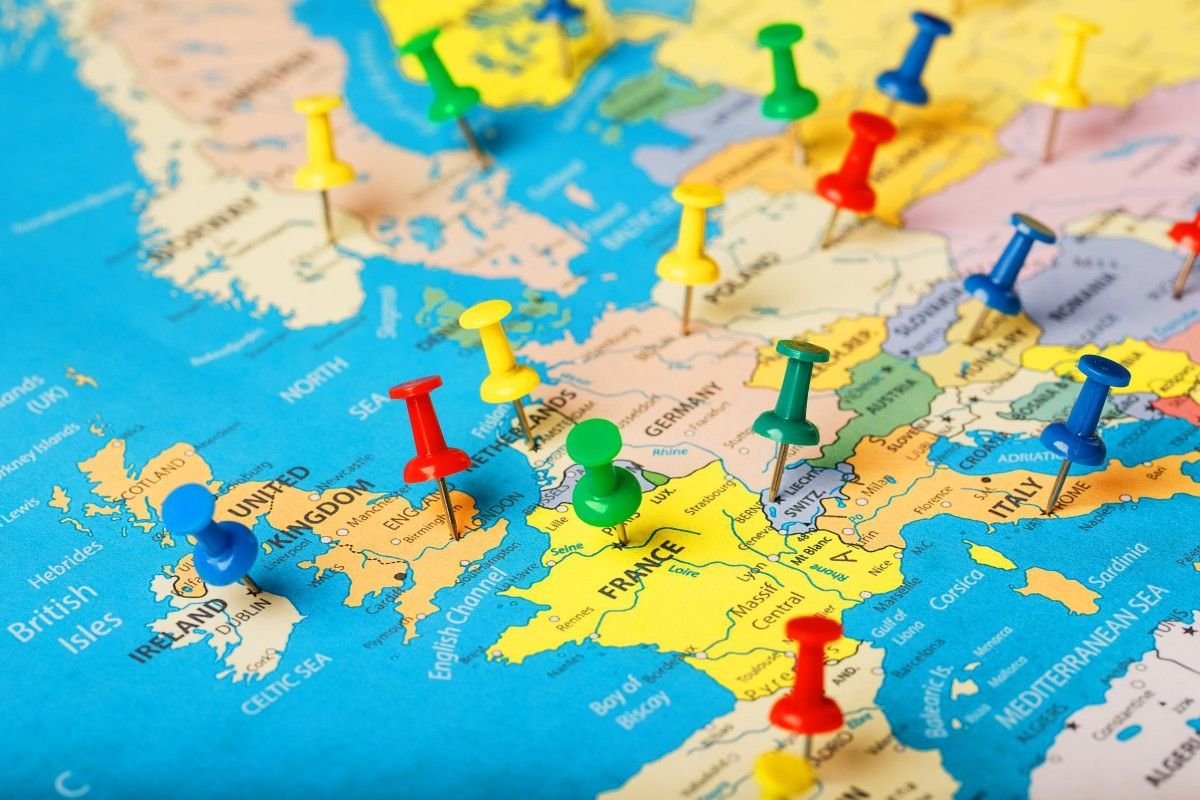 Country policy. Карта Европы с флагами. Европа цветная. Карта Европы арт. Карта Европы с разноцветными флагами.