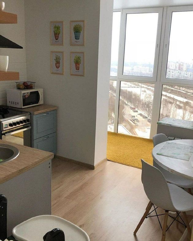 Объединил кухню с балконом. В результате из маленького помещения получилась просторная кухня с прекрасным видом!