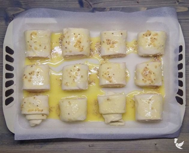 Мини-рулеты с ветчиной и сыром - простая выпечка без хлопот из слоёного теста