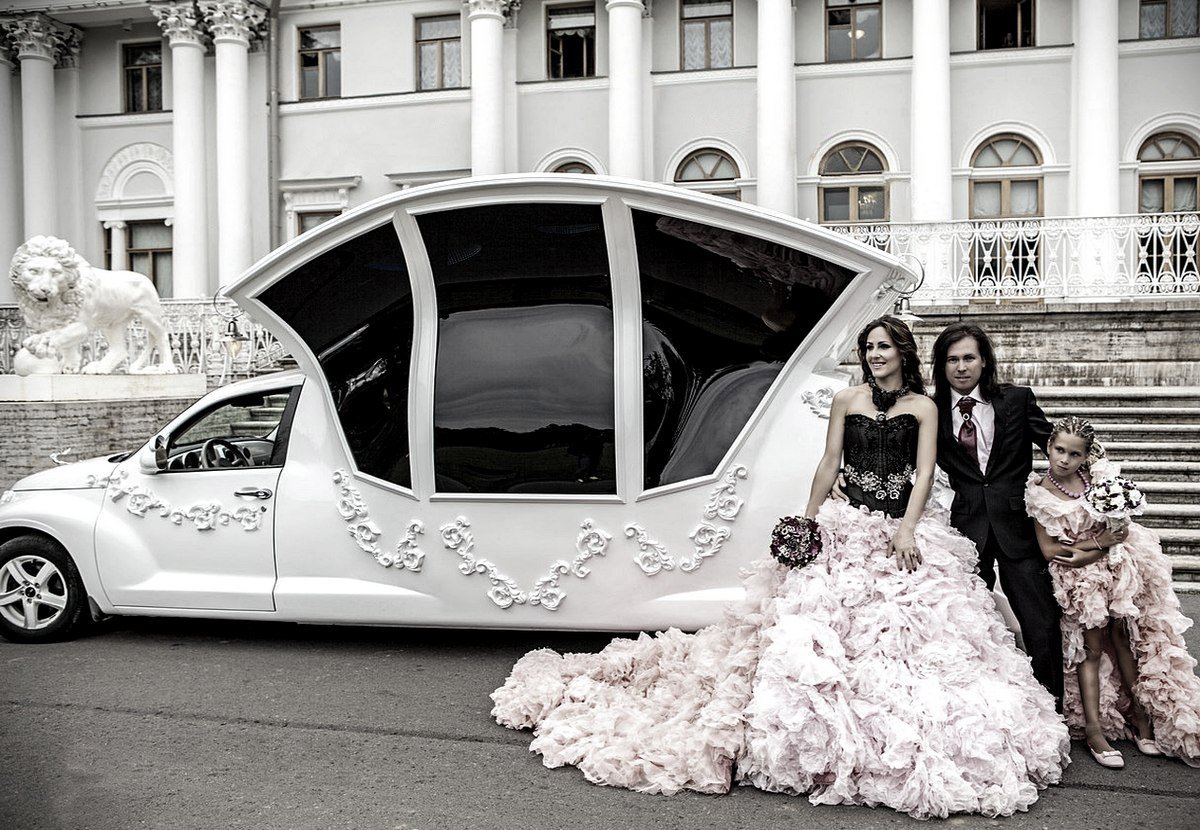 Машина будет свадьба. Лимузин карета на свадьбу в СПБ. Машина на свадьбу. Свадебный автомобиль карета. Свадебные машины лимузины.