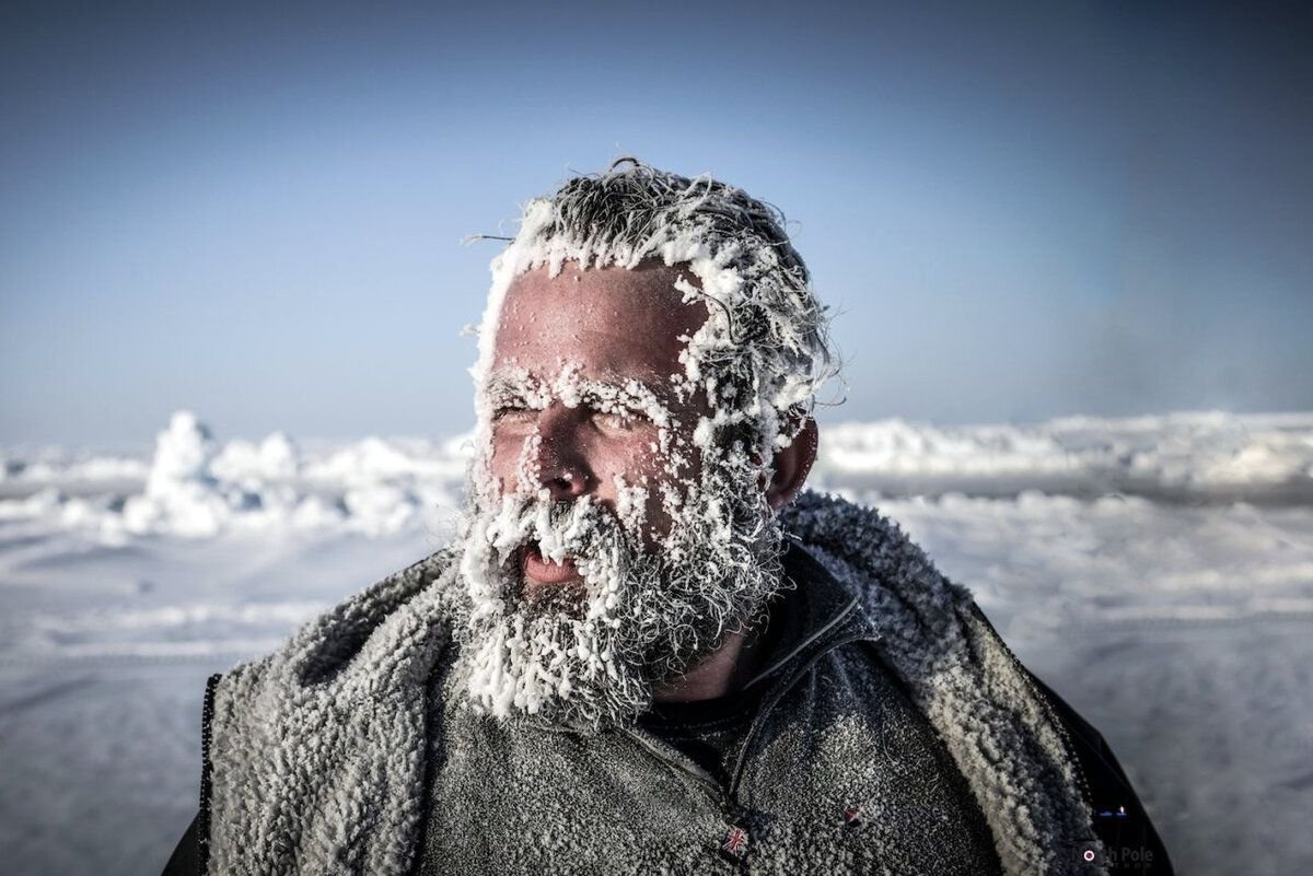 Холод. Человек на Северном полюсе. Полярник с бородой. Мужик замёрзла борода.