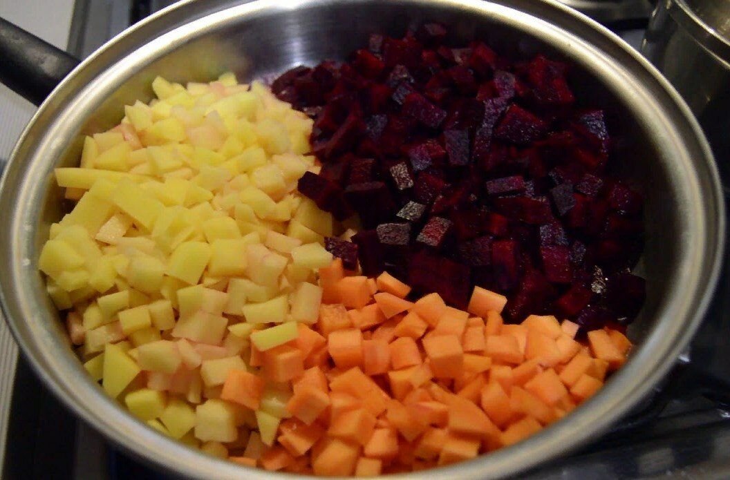 Сколько варится винегрет. Посуда для приготовления винегрета. Винегрет на сковороде. Кубики "овощи". Набор для винегрета.
