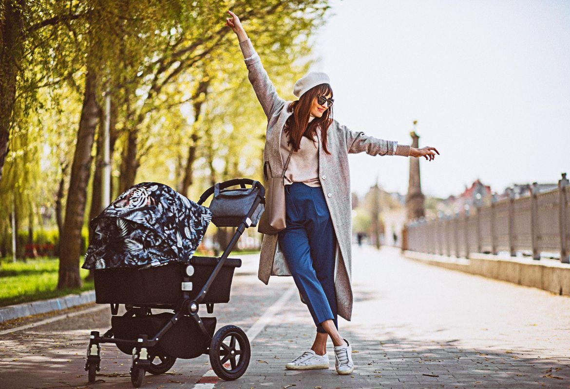 Прогулка с новорожденным весной. Девушка с коляской. Стильная мама с коляской. Мамы с колясками на прогулке. Коляска прогулка.