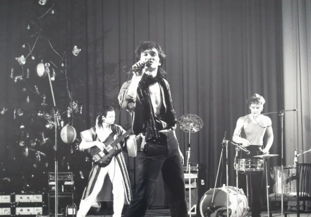 Группа на на первый концерт. Цой в 1986 году.