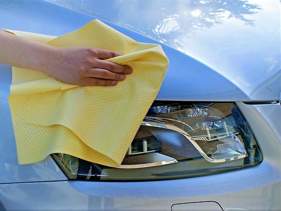 Как после мытья правильно сушить. Салфетки для полировки автомобиля. Тряпка для мойки автомобиля. Салфетка для протирки автомобиля. Замша для протирки автомобиля.