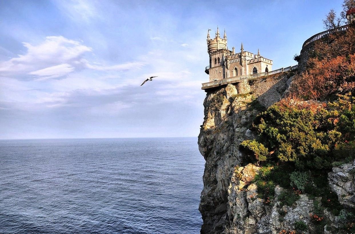 Красивое море крым. Алупка Ласточкино гнездо. Алушта Ласточкино гнездо. Замок Ласточкино гнездо в Крыму. Аврорина скала Ласточкино гнездо.