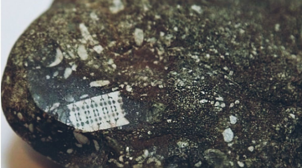1934 год обнаружен дымчатый монокристал. Камень с микрочипом 250. Микрочип возрастом 250 миллионов лет. Окаменелые микрочипы. Древние микрочипы.