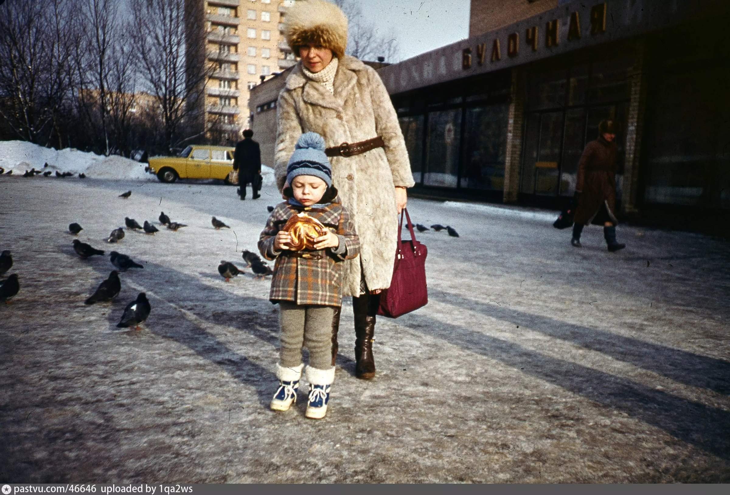 Мамы новой москвы. Зимняя одежда советских детей. Дети СССР зима. Советские дети зимой. Советский ребенок в шубе.