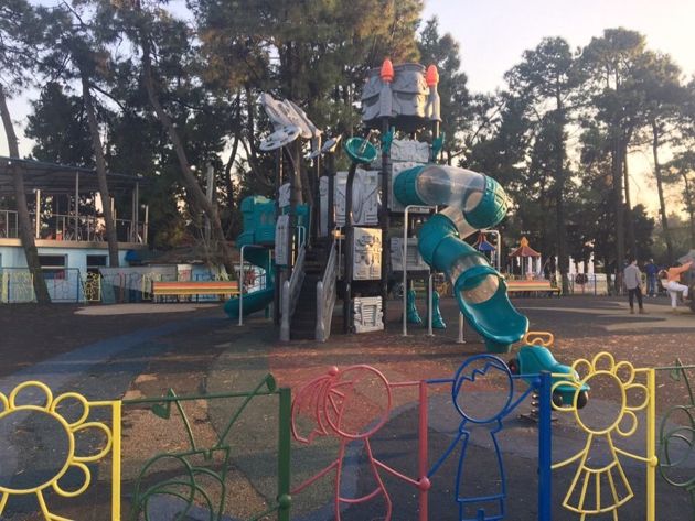 Как выглядит обычная детская площадка в Грузии?